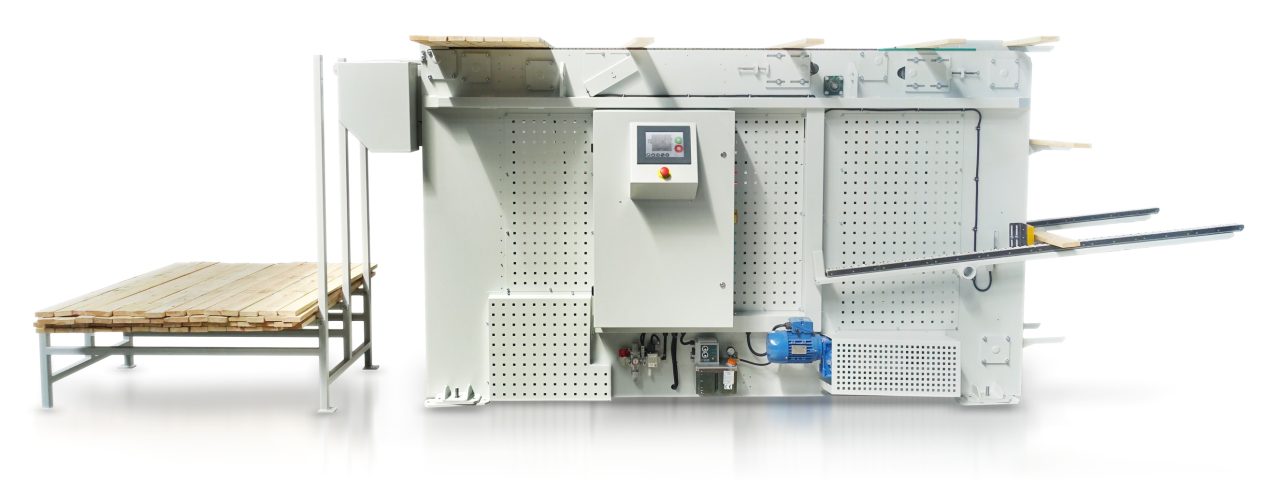 Przemysłowa maszyna do obróbki drewna z białą obudową, perforowanymi panelami, panelem sterowania, niebieskim silnikiem i sto