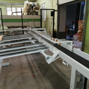 Przemysłowa maszyna CNC do cięcia laserowego lub plazmowego w hali produkcyjnej z zielonymi ścianami, urządzeniami klimatyzac