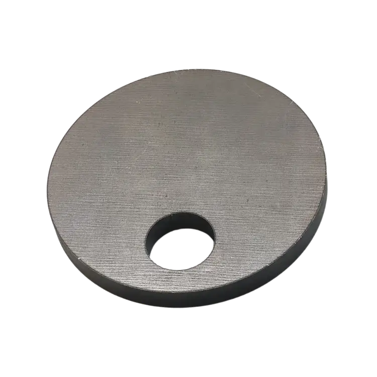 Metalowa okrągła podkładka ze szczeliną. Płaska metalowa tarcza w kolorze szarym z centralnym otworem, widok z góry na białym