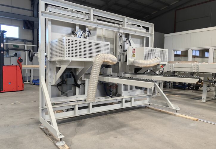 Maszyna do ścinania narożników desek paletowych pod kątem 45°