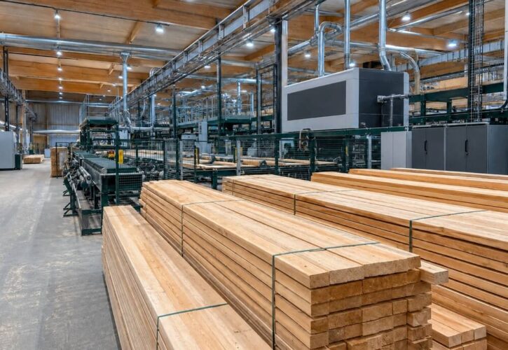 Maszyny do cięcia desek – jak dobrać urządzenie do produkcji seryjnej?